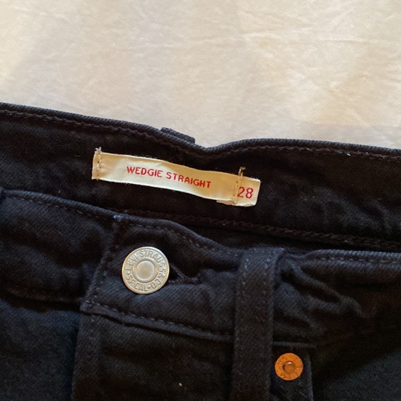 Black Levi wedgie fit jeans. Size 28 - Picture 2 of 3